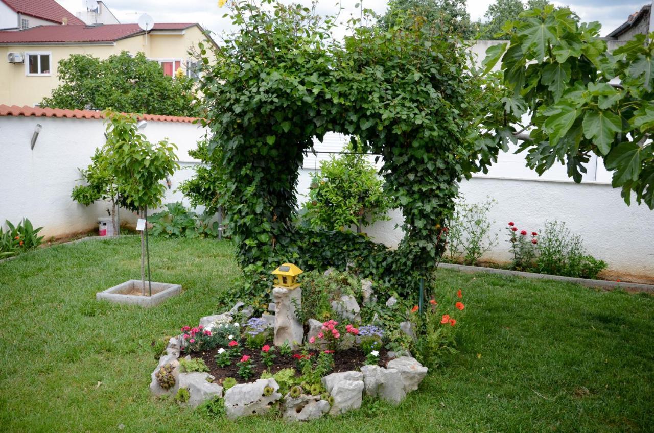 Guesthouse Ana-Maria Pirovac Exterior foto