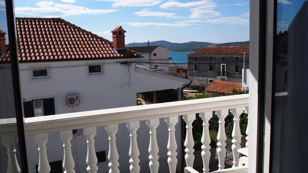 Guesthouse Ana-Maria Pirovac Exterior foto